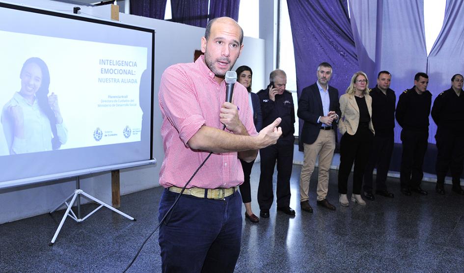 Ministro de Desarrollo Social, Martín Lema, realiza una oratoria durante el evento 