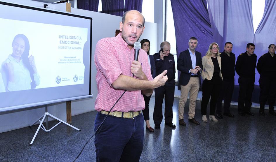 Ministro de Desarrollo Social, Martín Lema, realiza una oratoria durante el evento Ministro de Desarrollo Social, Martín Lema, realiza una oratoria durante el evento