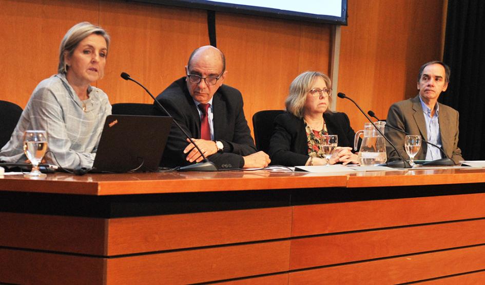 Secretario general de la JND, Daniel Radío junto a la presidenta del Instituto de Investigaciones Biológicas Clemente Estable, Cecilia Scorza, y la profesora del Departamento de Toxicología de la Facultad de Medicina de la Udelar, Alba Negrín durante la oratoria