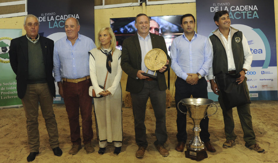 Secretario de la Presidencia, Álvaro Degado junto a vicepresidenta Beatriz Argimón y representantes de la muestra