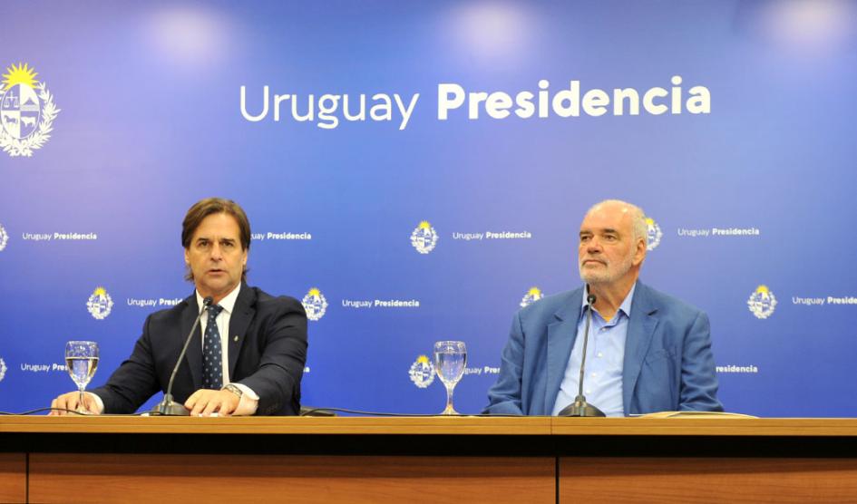 Presidente Luis Lacalle Pou junto al artista Pablo Atchugarry durante la conferencia de prensa