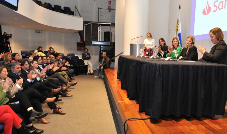 Integrantes de la actividad durante la oratoria y autoridades del público encabezadas por el Presidente Luis Lacalle Pou Integrantes de la actividad durante la oratoria y autoridades del público encabezadas por el Presidente Luis Lacalle Pou