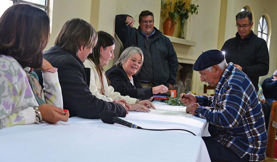 Beneficiarios de Mevir firmando escrituras