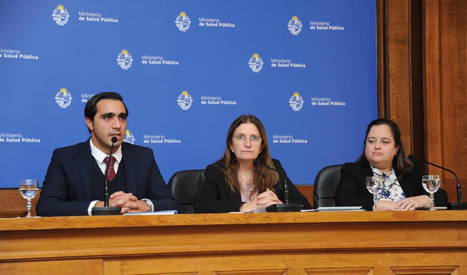 Autoridades en conferencia de prensa