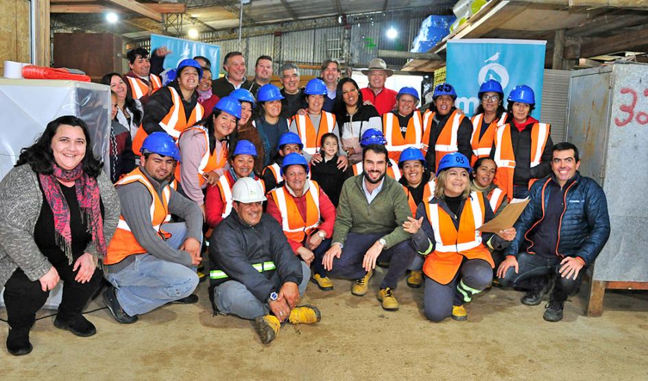 Foto grupal de autoridades presentes con los futuros habitantes de las viviendas Foto grupal de autoridades presentes con los futuros habitantes de las viviendas