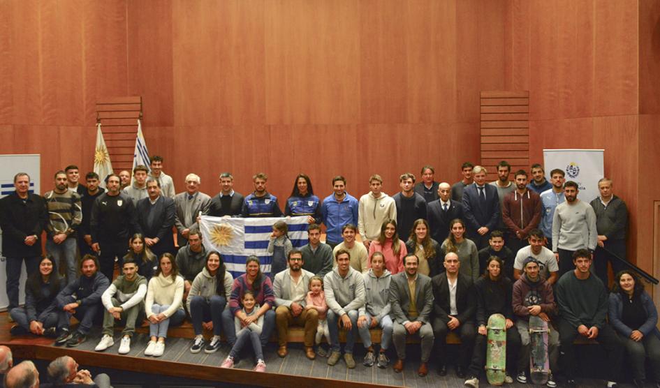 Foto grupal de todos los deportistas que reciben el pabellón nacional junto a las autoridades Foto grupal de todos los deportistas que reciben el pabellón nacional junto a las autoridades