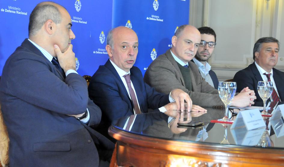 Autoridades de Defensa Nacional y de Inumet durante la oratoria del acto