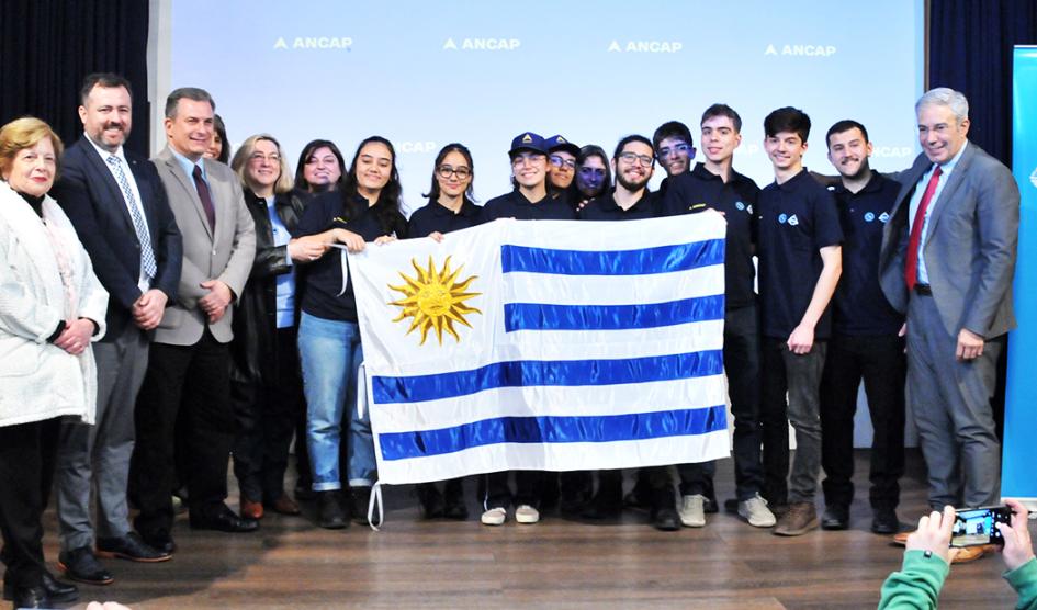 Estudiantes que participan en concurso de la NASA