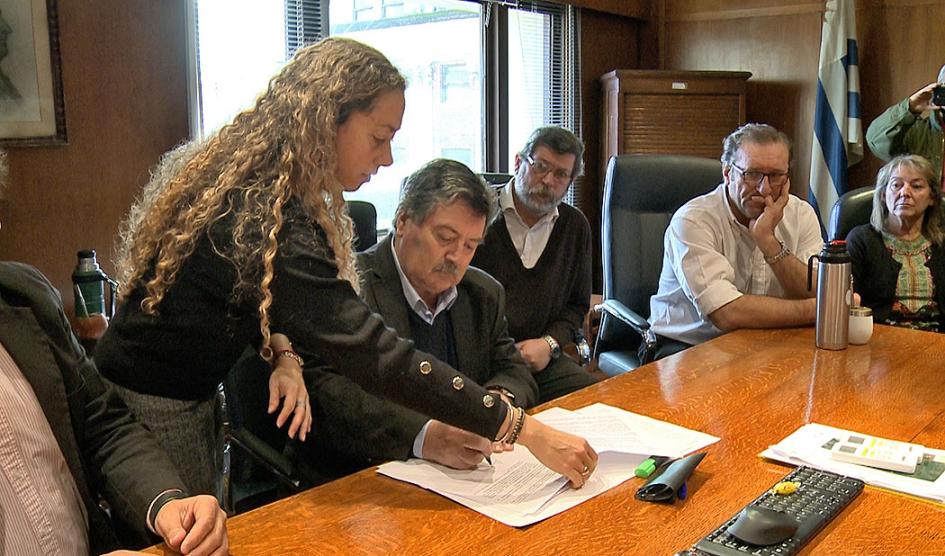 Presidente del Instituto Nacional de Colonización, Julio Cardozo, durante la firma del acuerdo