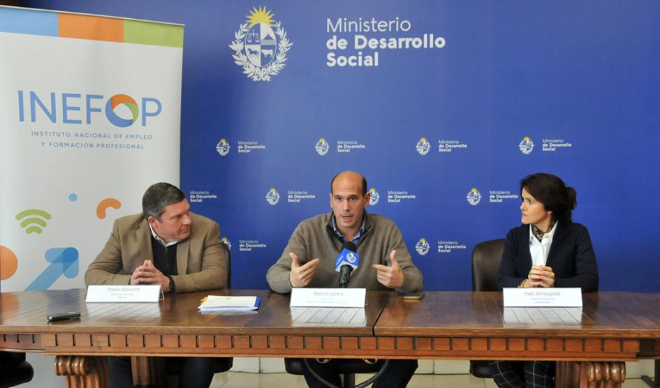 Ministro de Desarrollo Social, Martín Lema, con demás integrantes de la mesa central durante el acto Ministro de Desarrollo Social, Martín Lema, con demás integrantes de la mesa central durante el acto