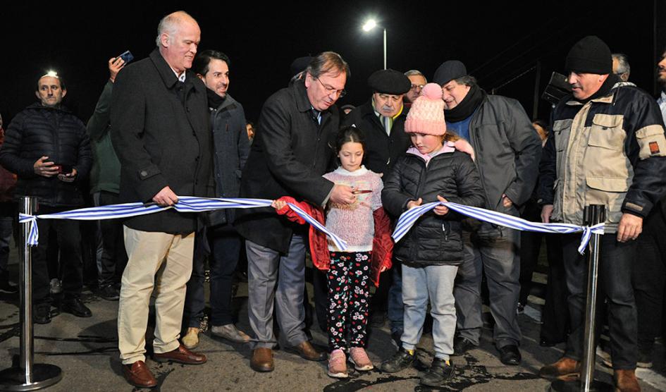 Autoridades inauguran luminarias en intersección de rutas 7 y 75