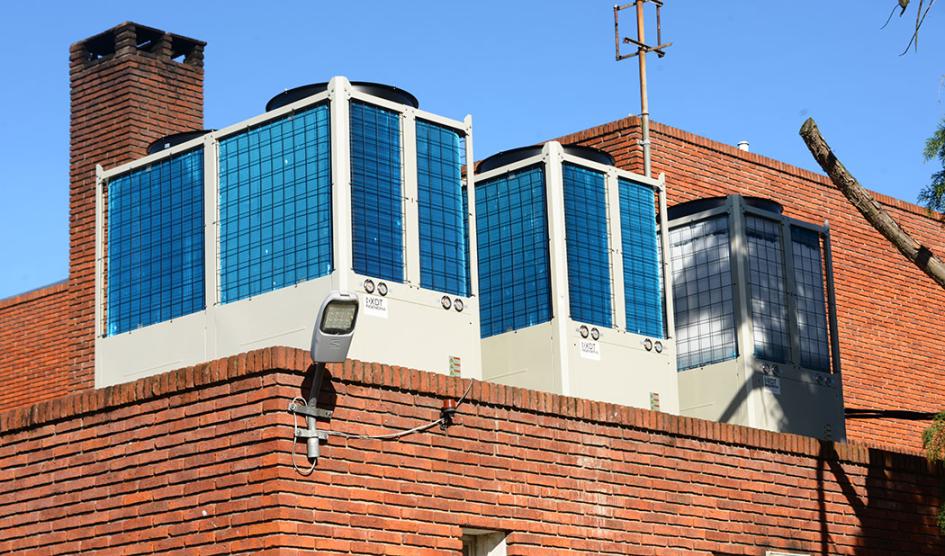 Imagen del edificio con las plantas fotovoltaicas instaladas