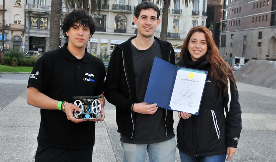Tres de los estudiantes premiados muestran el reconocimiento 