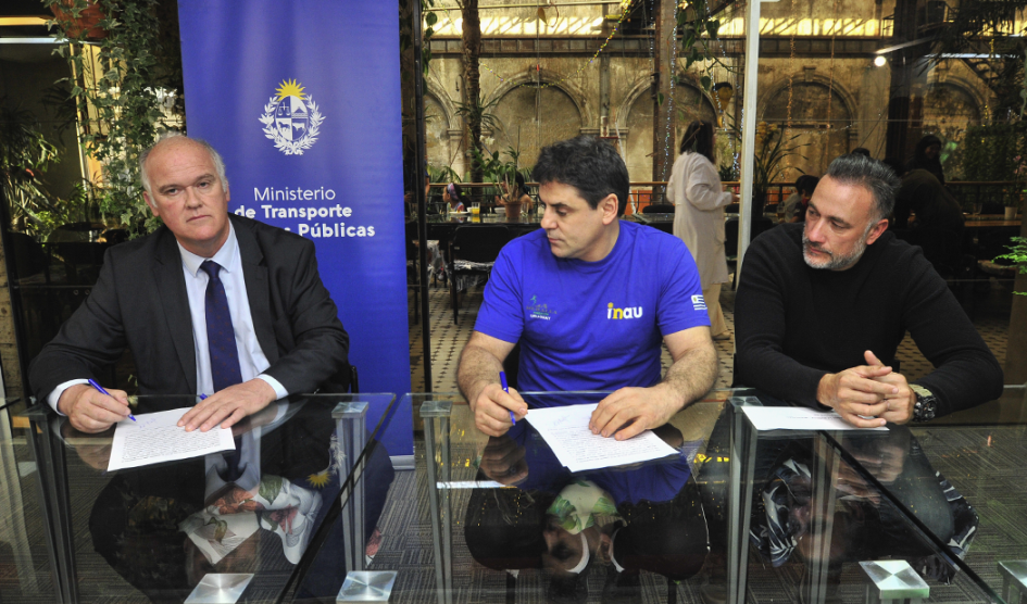 Olaizola firma convenios sociales