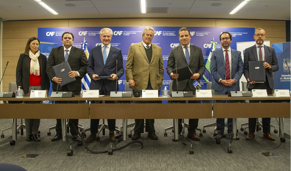 Autoridades tras firma de acuerdo