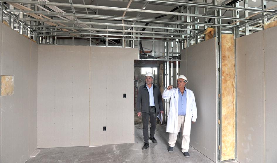 Autoridades recorriendo obras