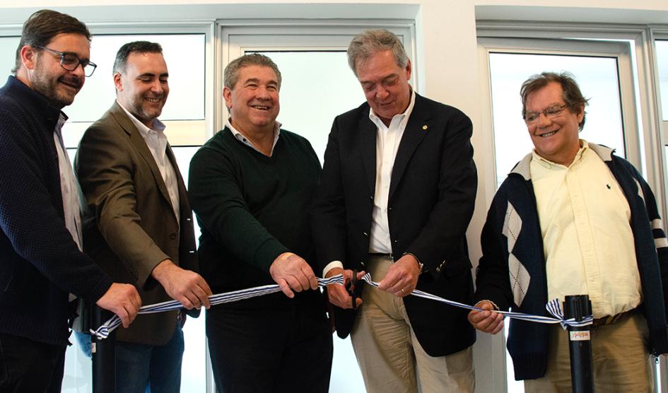 Autoridades del Ministerio de Ganadería, Agricultura y Pesca, cortan la cinta de inauguración del nuevo local