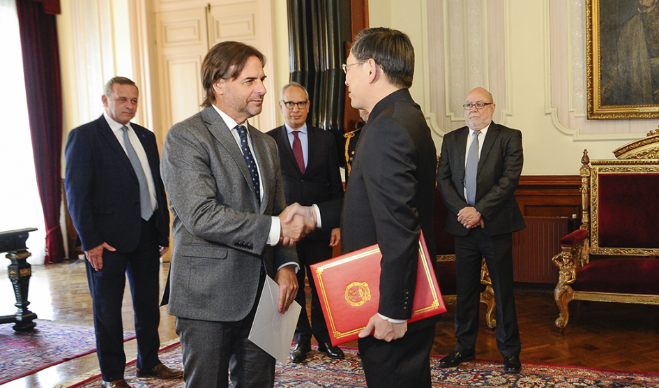 Lacalle Pou con embajador de China