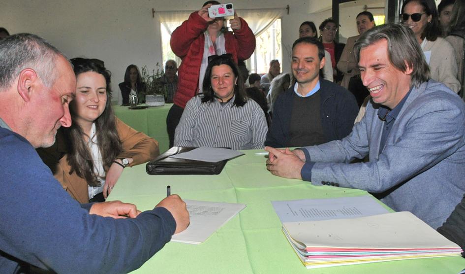Presidente de Mevir, Juan Pablo Delgado, junto a familias que se encuentran firmando las escrituras de sus viviendas Presidente de Mevir, Juan Pablo Delgado, junto a familias que se encuentran firmando las escrituras de sus viviendas