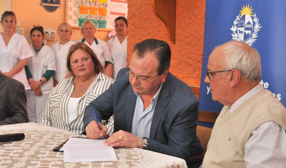 Ministro de Transporte y Obras Públicas, José L. Falero en la firma de convenios Ministro de Transporte y Obras Públicas, José L. Falero en la firma de convenios