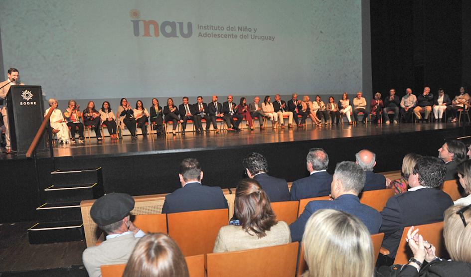 Imagen tomada de atrás del evento donde se aprecia la mesa de autoridades y el público presente con el presidente Luis Lacalle Pou entre otras autoridades