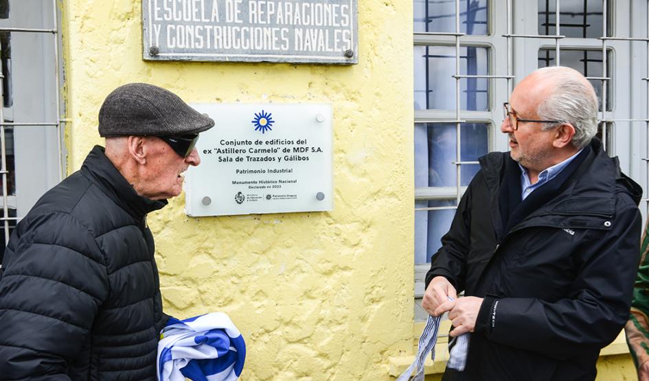 Ministro de Educación y Cultura, Pablo da Silveira, descubre la placa recordatoria del acto de declaratoria de Monumento Histórico