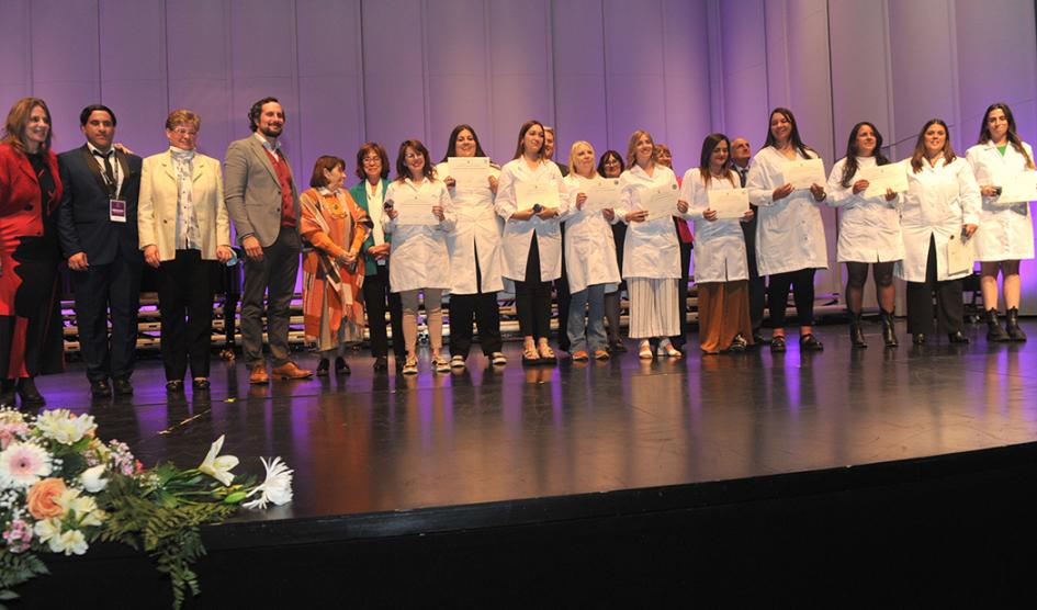 Maestros reciben diplomas