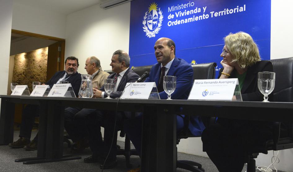 Firma de convenio entre Mides y MVOT
