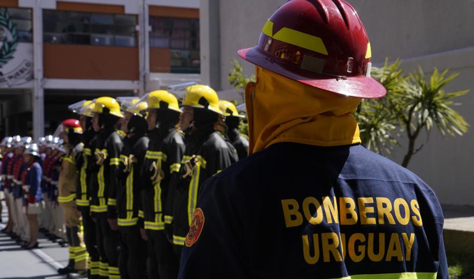 Bomberos durante el desfile Bomberos durante el desfile