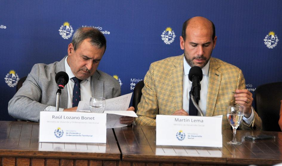 Ministro de Desarrollo Social, Martín Lema y ministro de Vivienda y Ordenamiento Territorial, Raúl Lozano, firmando el acuerdo Ministro de Desarrollo Social, Martín Lema y ministro de Vivienda y Ordenamiento Territorial, Raúl Lozano, firmando el acuerdo