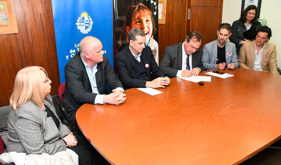 Firma de convenio con Teletón