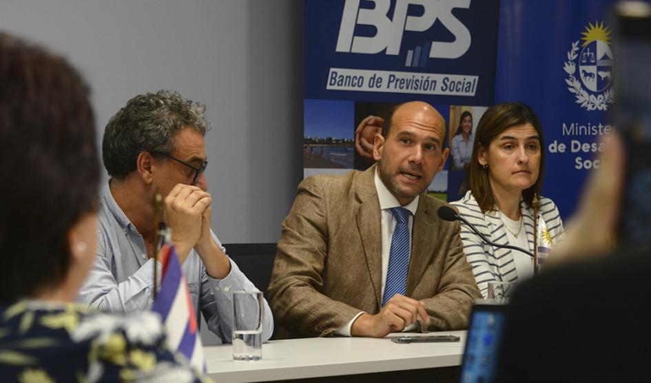 Autoridades nacionales y visitantes durante el encuentro Autoridades nacionales y visitantes durante el encuentro