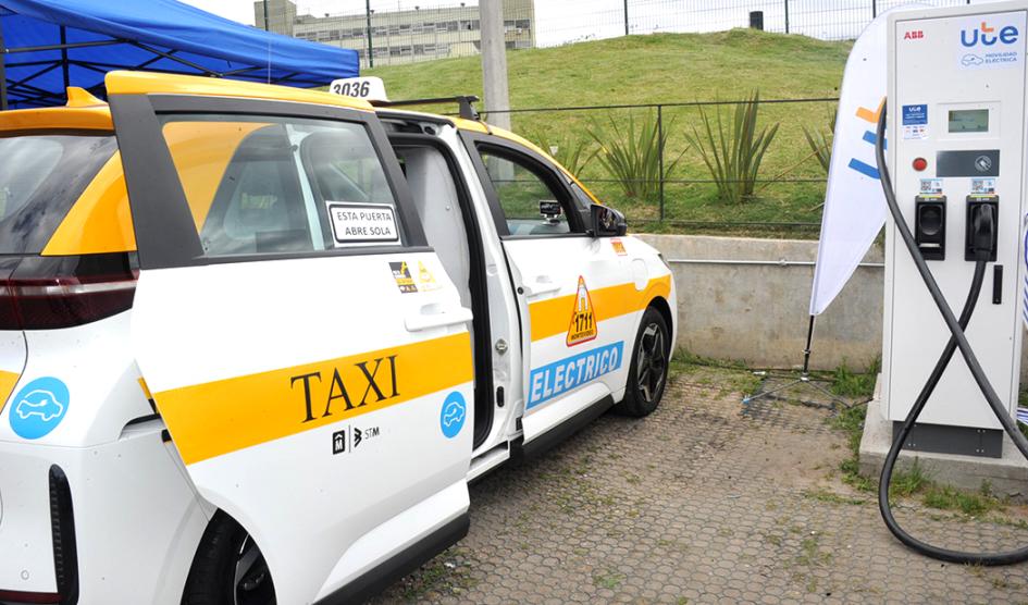 Taxi eléctrico en punto de carga