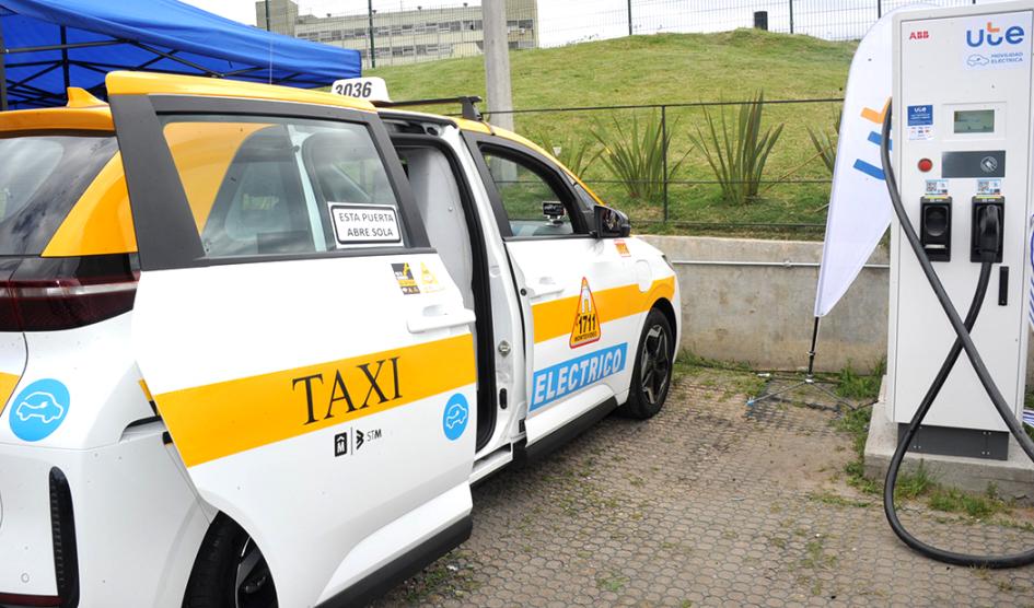 Taxi eléctrico en punto de carga Taxi eléctrico en punto de carga