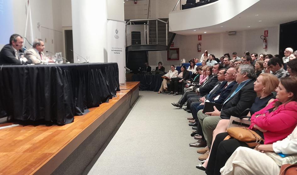 Imagen de la sala con parte del público y los expositores Imagen de la sala con parte del público y los expositores