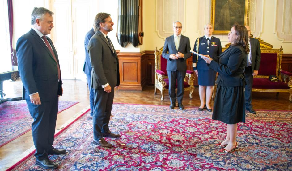 Presidente Luis Lacalle Pou recibe las cartas credenciales de la embajadora de Canadá, Carmen Sorger Presidente Luis Lacalle Pou recibe las cartas credenciales de la embajadora de Canadá, Carmen Sorger