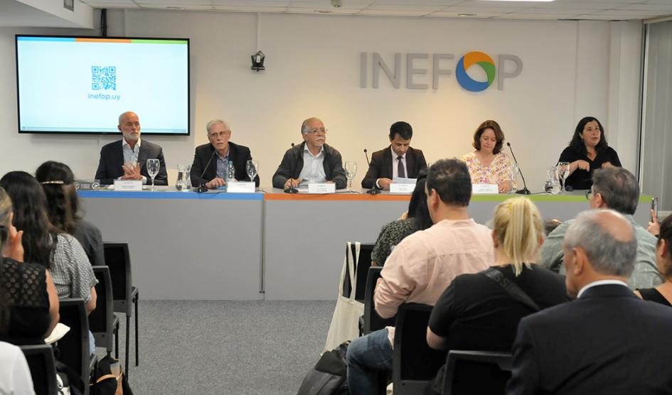 Mesa con las autoridades presentes, durante la ceremonia de entrega de certificados
