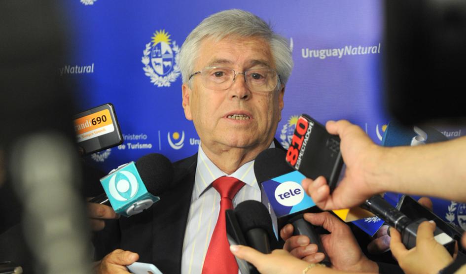 Ministro de Turismo, Tabaré Viera, en ronda de prensa Ministro de Turismo, Tabaré Viera, en ronda de prensa