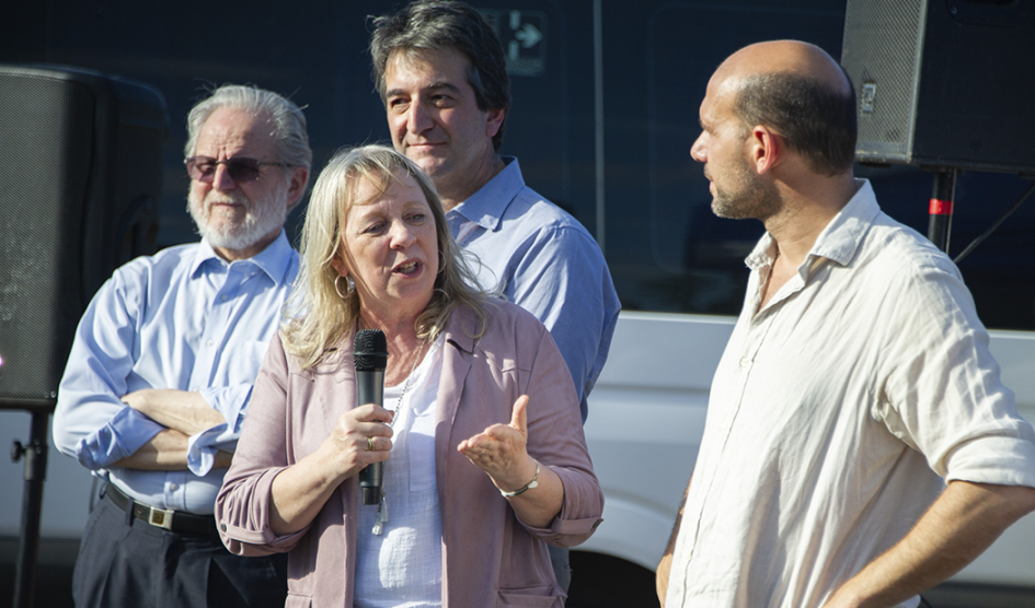 Emaldi y Lema inaugurando conexiones a 100 hogares