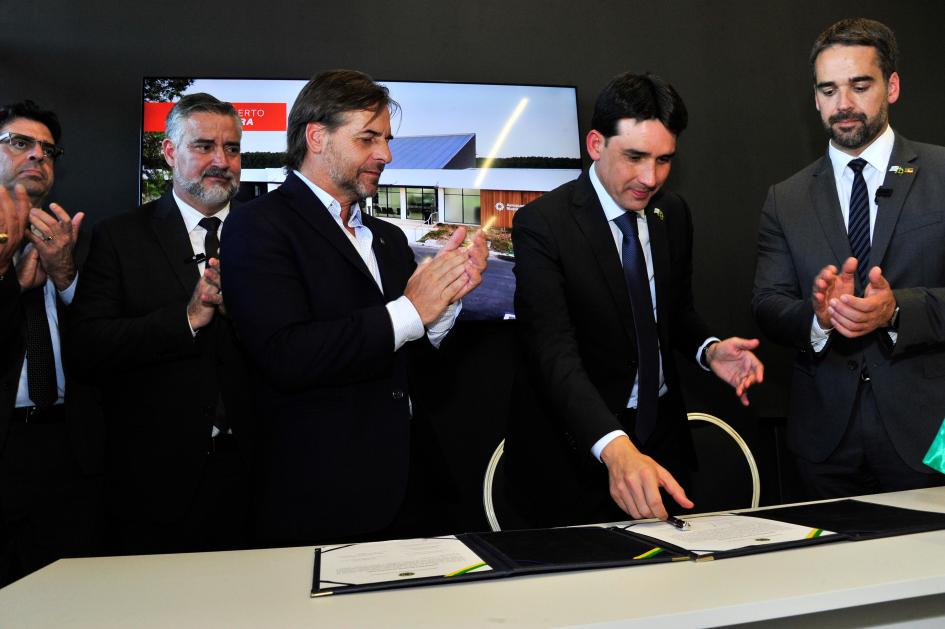 Lacalle Pou en firma de decreto para dragado de canal San Gonzalo