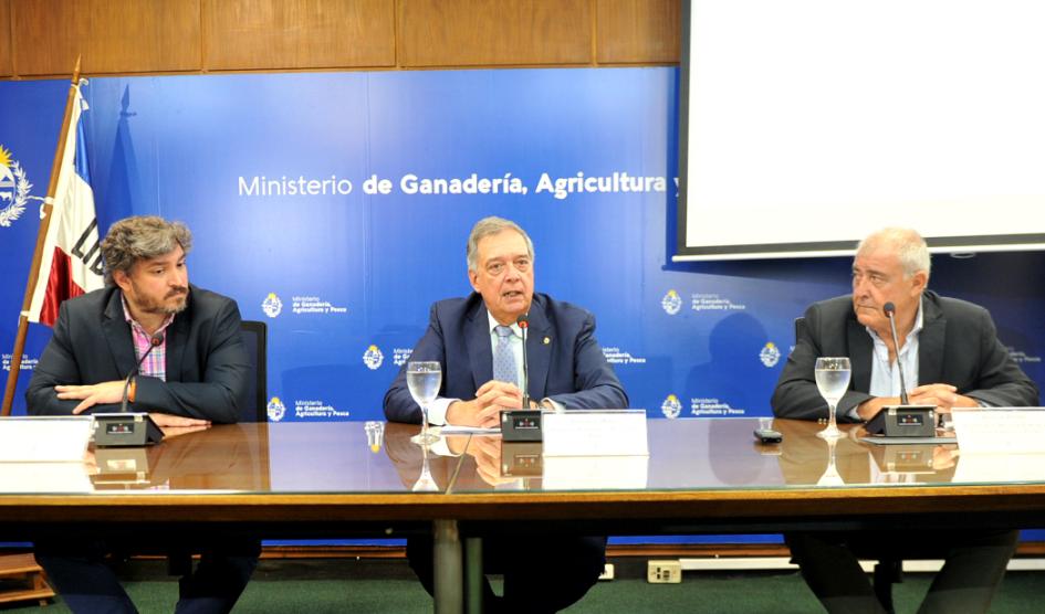 Autoridades del Ministerio de Ganadería, Agricultura y Pesca durante la conferencia