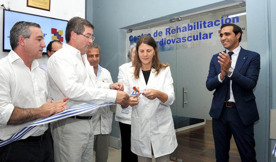 Autoridades realizan el corte de cinta Autoridades realizan el corte de cinta