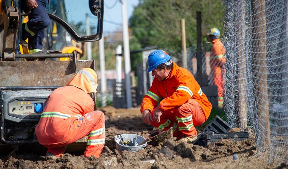 Obreros trabajando en una zanja Obreros trabajando en una zanja