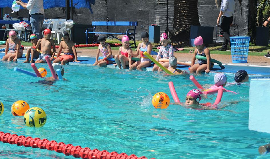 Niños jugando en una piscina