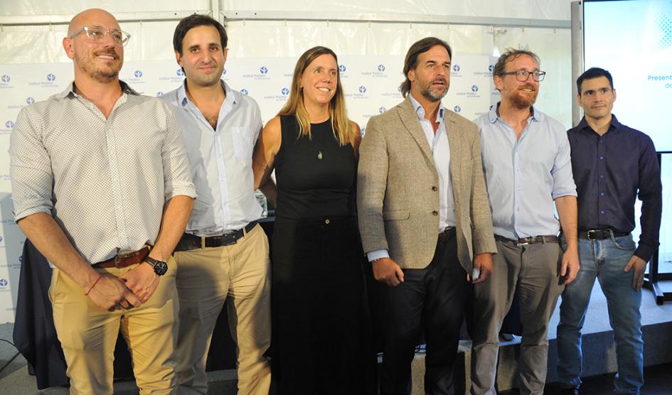 Lacalle Pou con integrantes del Institut Pasteur