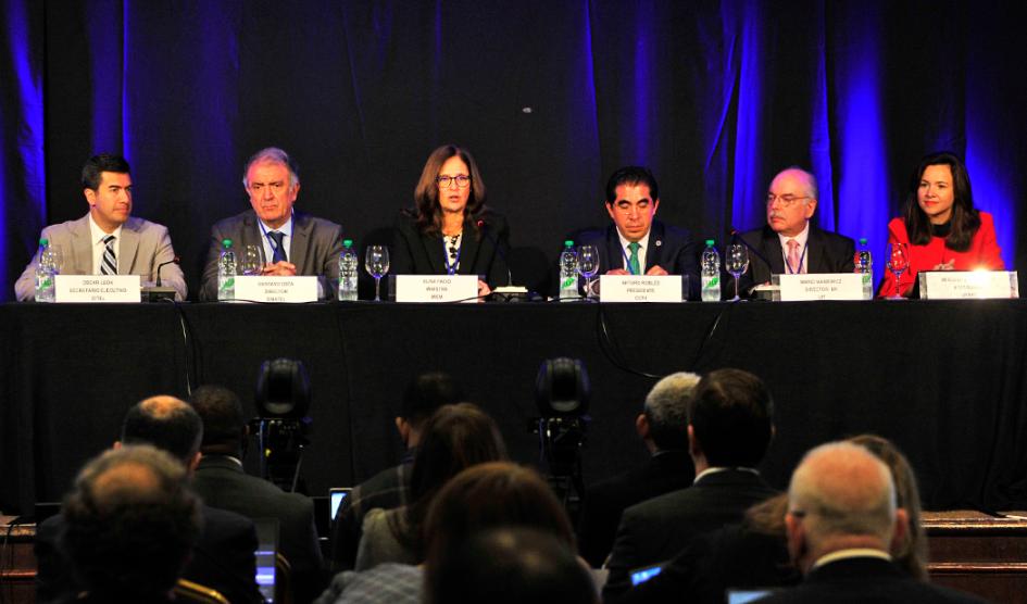 Mesa de autoridades durante la apertura del encuentro Mesa de autoridades durante la apertura del encuentro