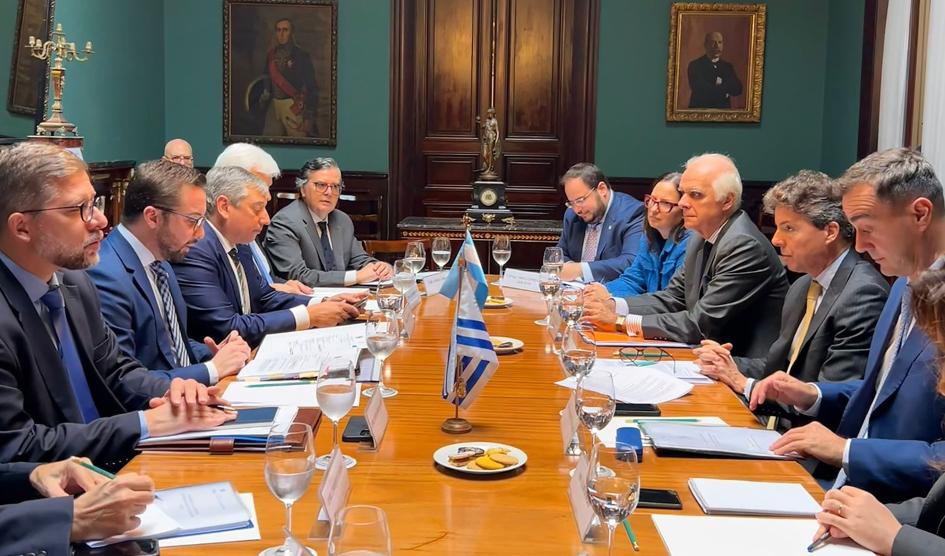 Mesa de la reunión con representantes de ambos países Mesa de la reunión con representantes de ambos países