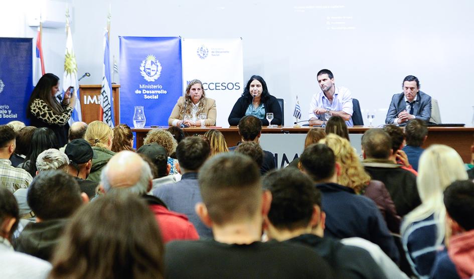 Mesa de autoridades y público del evento Mesa de autoridades y público del evento