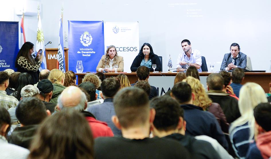 Mesa de autoridades y público del evento