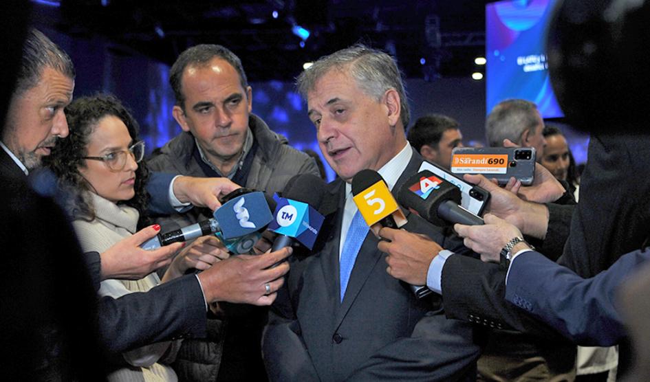 Ministro de Relaciones Exteriores, Omar Paganini, durante la rueda de prensa. Ministro de Relaciones Exteriores, Omar Paganini, durante la rueda de prensa.